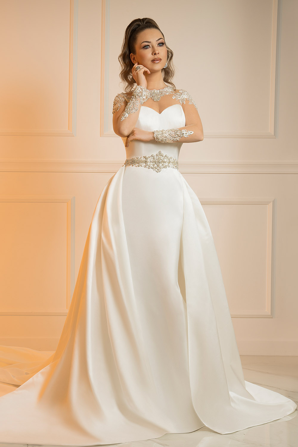 Robe de mariée en satin avec surjupe